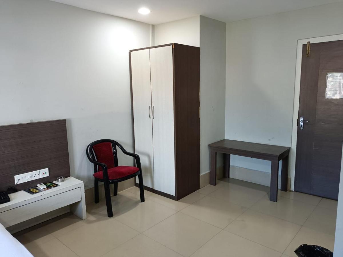 Kusum Hotel Dibrugarh Ngoại thất bức ảnh