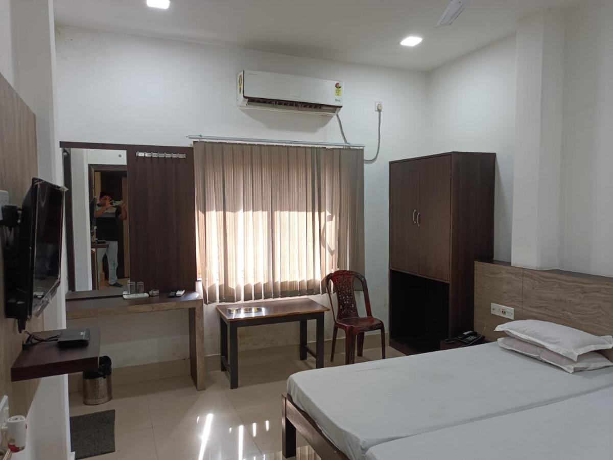 Kusum Hotel Dibrugarh Ngoại thất bức ảnh