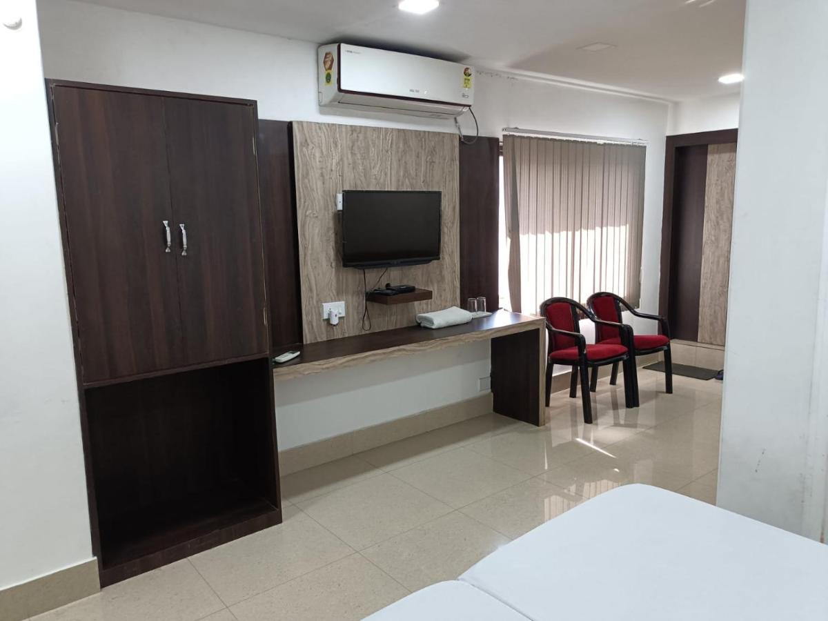 Kusum Hotel Dibrugarh Ngoại thất bức ảnh