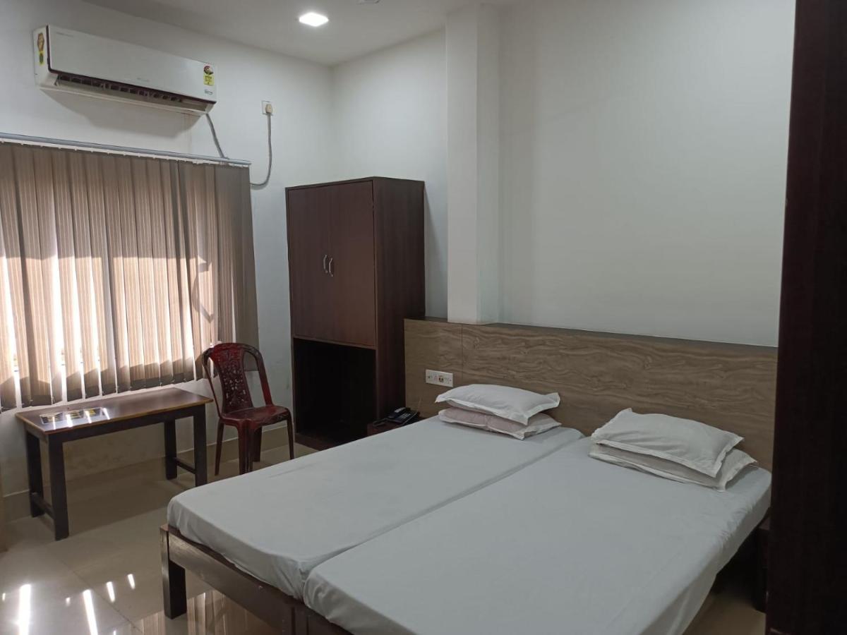 Kusum Hotel Dibrugarh Ngoại thất bức ảnh