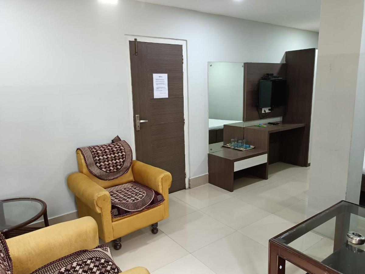 Kusum Hotel Dibrugarh Ngoại thất bức ảnh