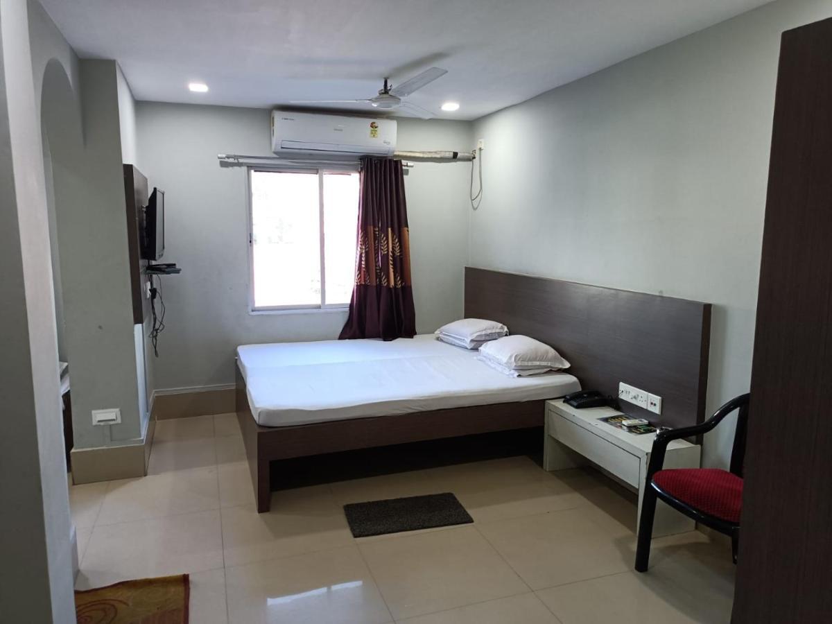 Kusum Hotel Dibrugarh Ngoại thất bức ảnh
