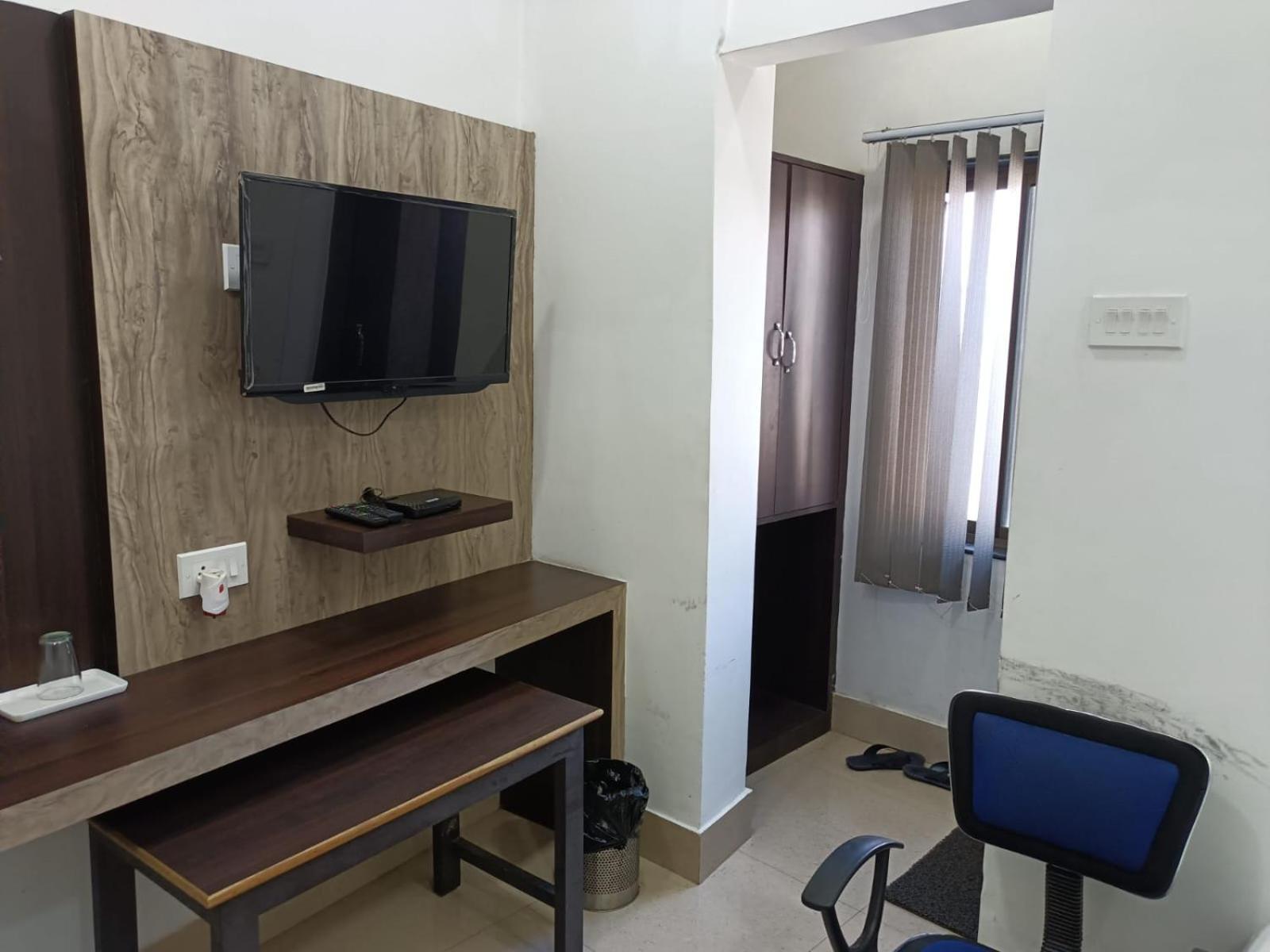 Kusum Hotel Dibrugarh Ngoại thất bức ảnh