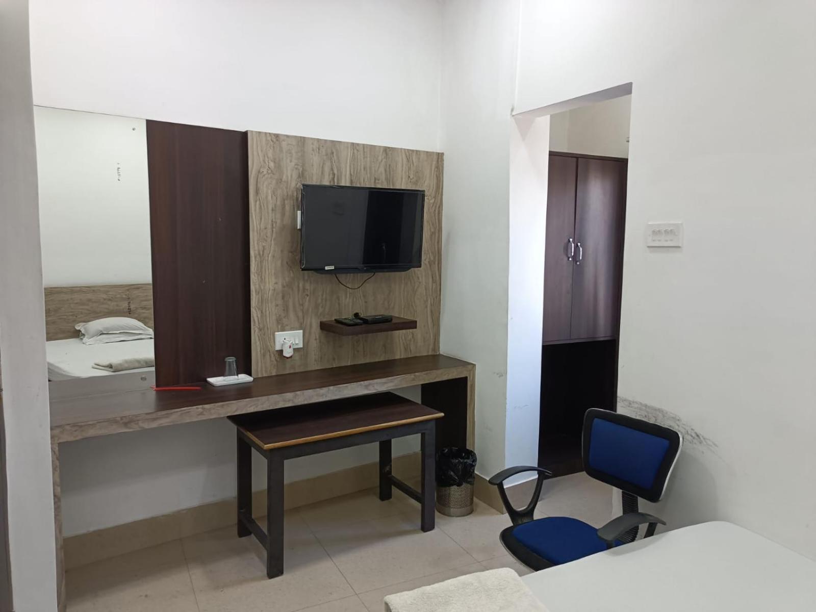Kusum Hotel Dibrugarh Ngoại thất bức ảnh