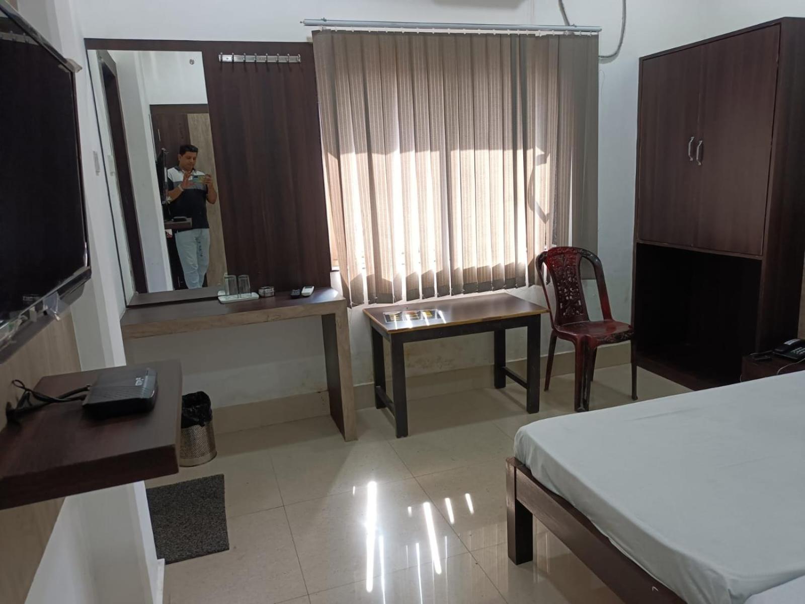 Kusum Hotel Dibrugarh Ngoại thất bức ảnh